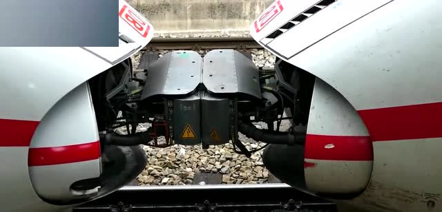 第一次见火车箱对接,发明的人肯定是天才