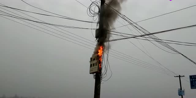 大清早电表箱着火了,太危险了!