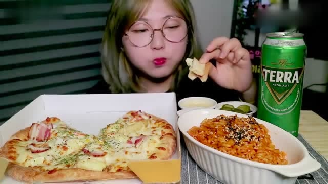吃货胖妹大半夜吃披萨和火鸡面,配啤酒吃的好爽,看着真馋人