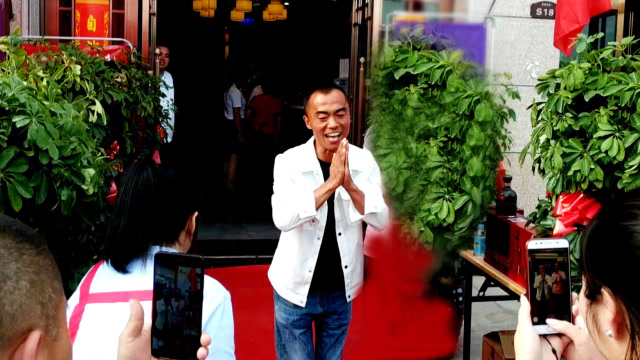 实拍河南新密晚会,荥阳网红面条哥来了,比明星演唱会人还多!