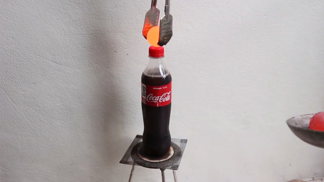 小哥把铁球加热到1000度,然后放在可乐瓶上,接下来一幕看呆了