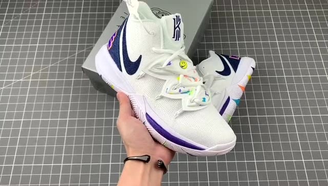 球鞋开箱:欧文5"笑脸"实战篮球鞋开箱实拍