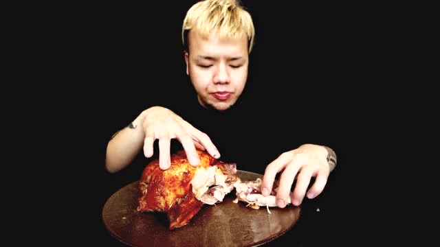 日本大胃王新井熊挑战吃整只奥尔良酱料烤鸡喝冰可乐,耳机党福利