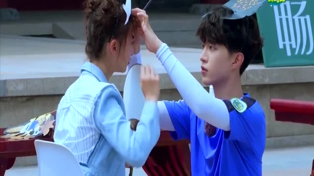 范丞丞挑战为吴谨言化唐妆,获的吴谨言称赞,丞丞真是太厉害了!