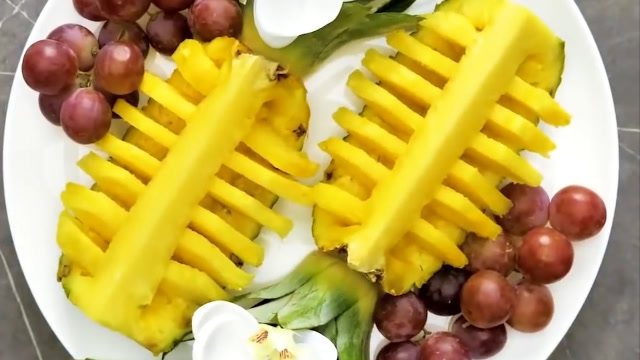 教你做一个漂亮的菠萝果盘,既漂亮又方便