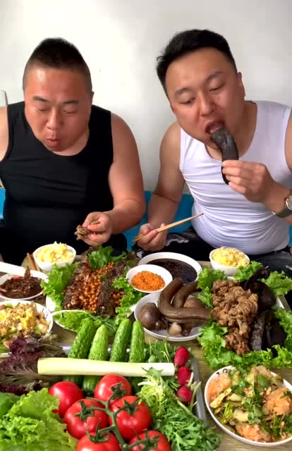 东北兄弟俩吃饭,真不愧是东北人,简单粗暴