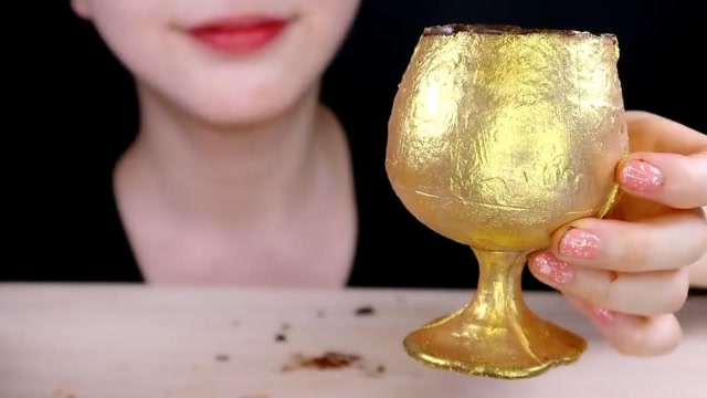 美女吃黄金杯子,一口下去全是钱,仔细一看原来用它做的