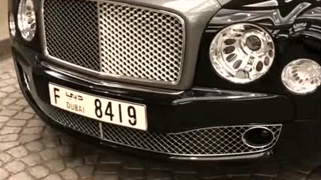 豪车宾利慕尚,很少见的一款车,车上的小金人就看得出来很金贵!