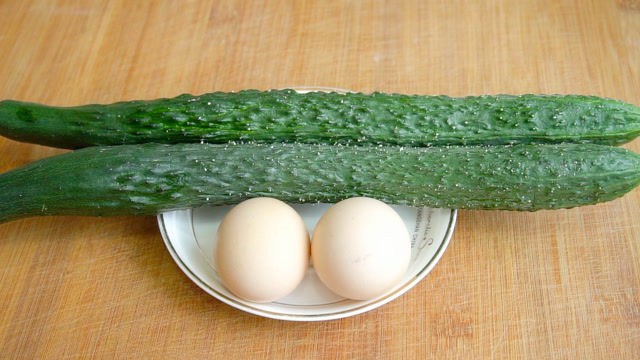 2根黄瓜2个鸡蛋,一拍一拌,我家一周吃5次,夏天拿肉都不换