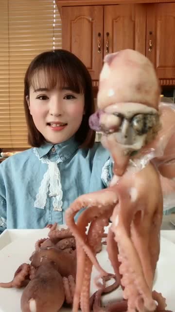 妹子吃海鲜,今天吃八爪鱼,这外形看上去跟外星人长得蛮像的!