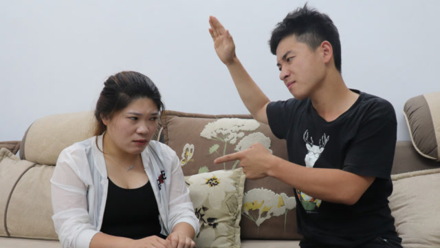 丈夫不分青红皂白想动手打老婆,当妻子说出真相后,丈夫后悔了