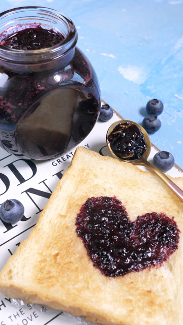 蓝莓做果酱 吐司面包吃的更快了 早餐好伴侣