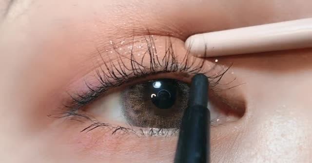 单眼皮这样画眼线就对了,显得眼睛又大又有神,特别简单