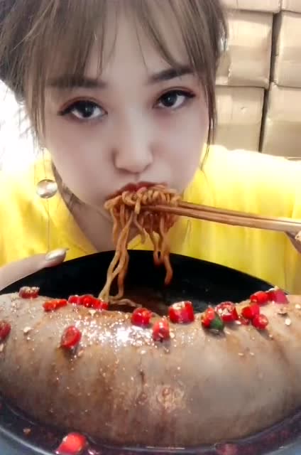 吃播美女直播吃火鸡面和大血肠,直接秃噜秃噜喝进去了,吃的真香