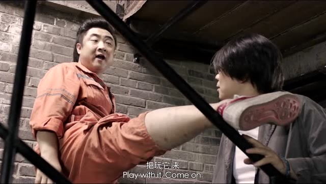 缝纫机乐队:乔杉嘲讽大鹏,伸出腿让他把玩,姿势真是醉了!