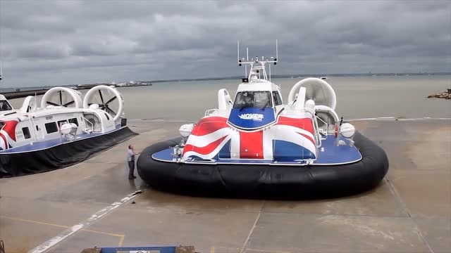 实拍大型气垫船充气后下水全过程,场面相当壮观!