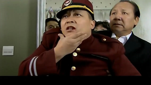 惊天东方号:小情侣被国际恐怖分子找麻烦,乘务员过来劝阻反挨揍