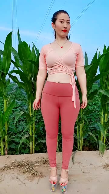 紧身裤谁穿谁美,让大妈这种走形的身材也能焕发魅力