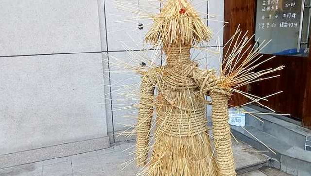 小吃店主扎稻草人收竹签,还能带货