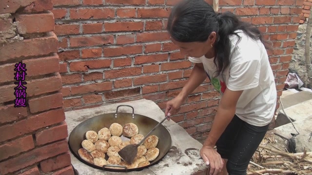 大锅嫂做了一锅盒子,当孩子吃到陷的时候太高兴了!