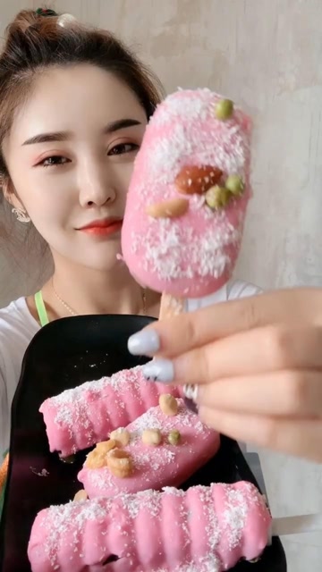 小姐姐吃巧克力脆皮雪糕,咬开里面居然是百香果的,看着真过瘾