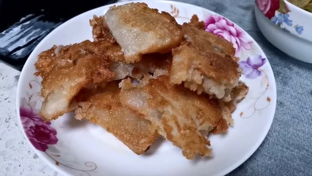 湖南特色菜"鲊肉",用油煎成两面金黄色,大人小孩都抢着吃