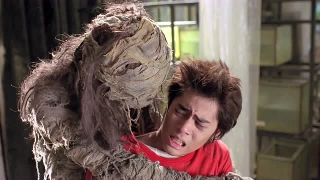 小伙为救弟弟,一把将他推开,谁料木乃伊的举动惊呆小伙伴!