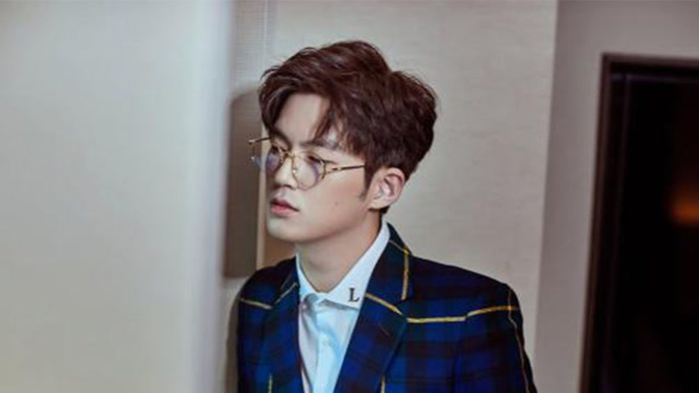 董力这两米的大长腿再加上独特的小眼睛实在是太显眼啦