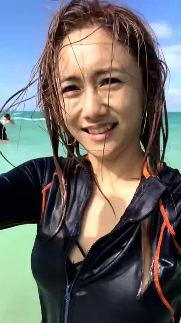 刘芸海边直播,秀性感身材!