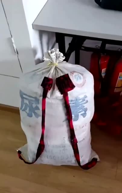 还以为只是个尿素袋子,下一幕让我开眼了,农村人的智慧真服了!