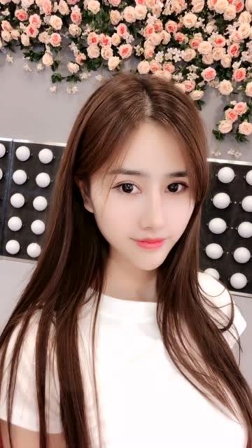 大眼睛高鼻梁,这个姑娘真是漂亮!