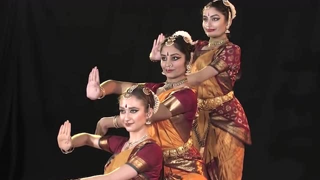 印度的现代风婆罗多三人舞,舞姿刀锋般锐利精准,绝不拖泥带水