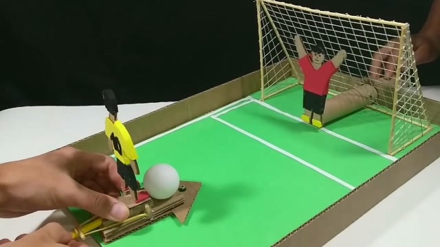 手工达人用硬纸板制作足球场成品精致完美