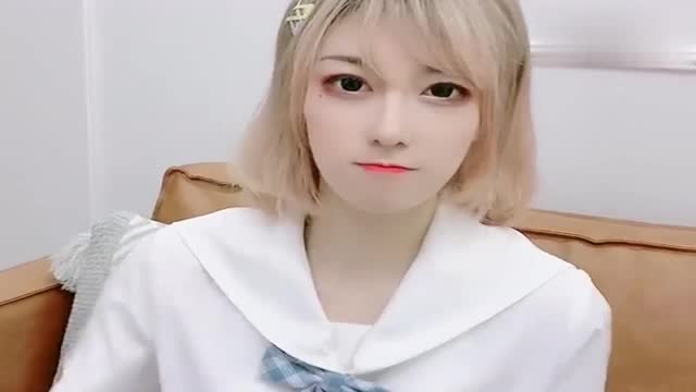 苓妹和咬米在玩手机,岂料哥哥这样做,岂料这次碰上硬茬了!