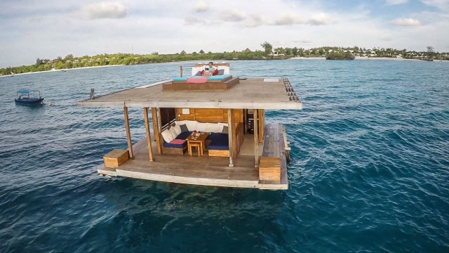 建在海上的"酒店",游客住在小木屋里,不怕晚上漂走了吗?