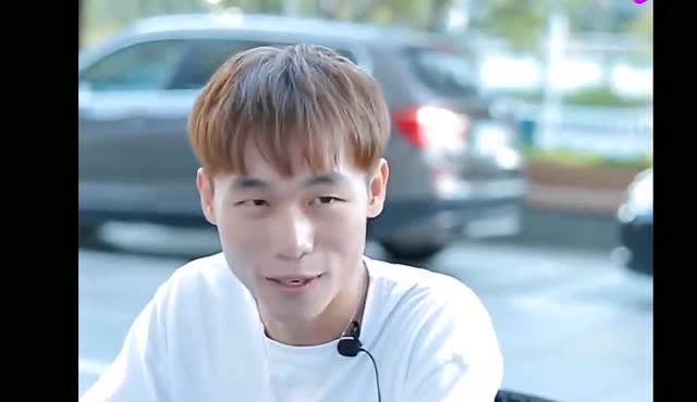 凌轩跟着冷巴去见岳父,只是和电影里的太不一样了!好尴尬!