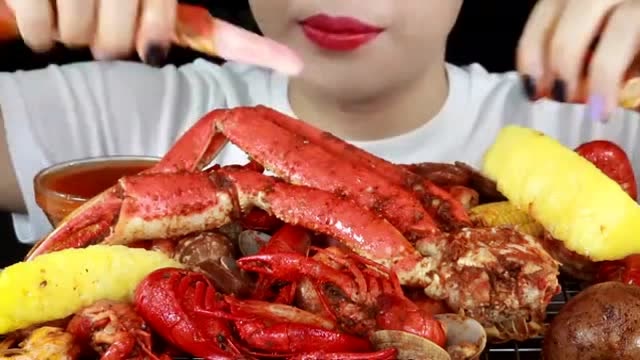 特殊隔离时期,馋的话就看看小姐姐吃龙虾足吧,别淌哈喇子哦