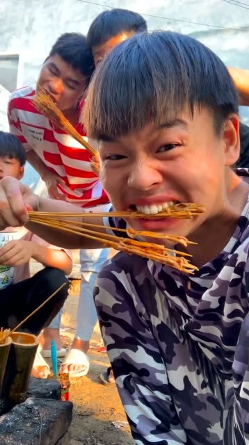 农村浪人竹筒煮鸭肠开吃