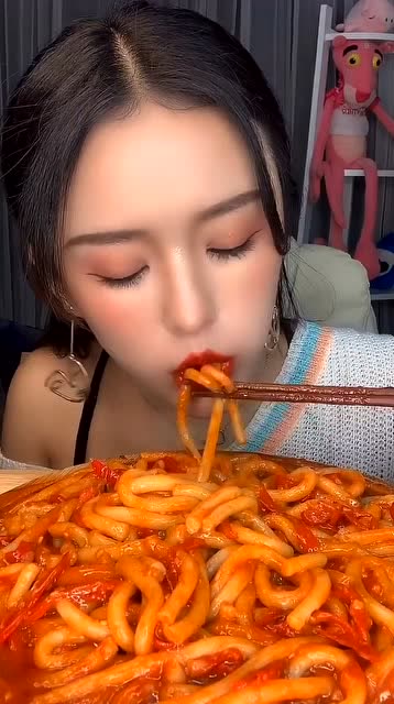 超干净的吃播小姐姐上来就秒爆辣炒米粉也不怕起痘痘吗