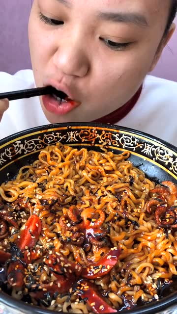 美食吃播:爆辣火鸡面