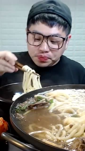 韩国吃播眼镜小哥带你们吃蘑菇小烤肉火锅真的不错啊