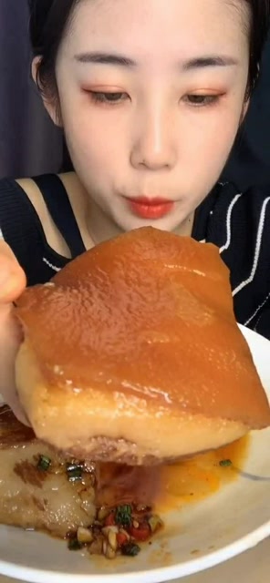 大块的猪肉油面包,这样吃肥肉才过瘾,味道还不错