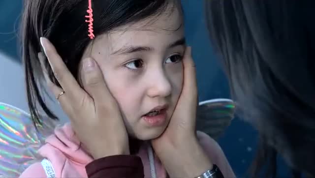 巨齿鲨小女孩正在玩耍,谁知大鲨鱼就来拜访了