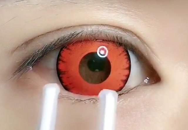 婚礼马上就要到了,特意买了红色的美瞳,一看就喜庆啊