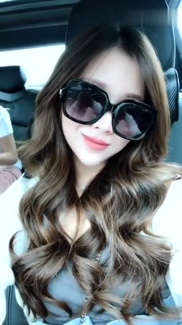 最近这个小姐姐火了,当她摘下墨镜的那一刻,让我坐立难安!