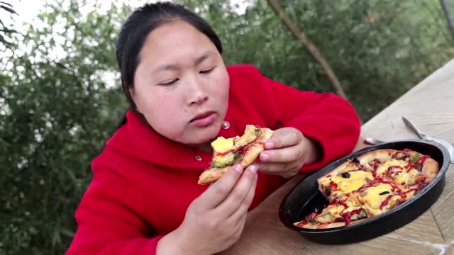 胖妹在家做披萨,到底出现了啥问题?自己都觉得有点尴尬