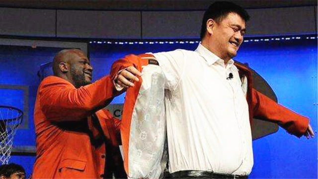 这一幕太有爱了奥胖为姚明穿上名人堂西装还拥抱祝贺