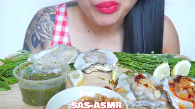 吃播微笑姐试吃新鲜烤生蚝抹上酱汁吃好过瘾啊
