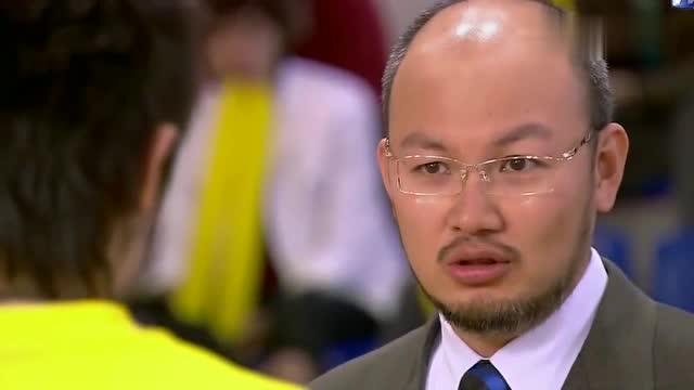 篮球火:对方教练看出齐啸云腿上有伤,要切断他和东方翔的攻击线
