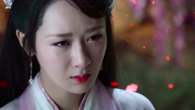 锦觅伤心欲绝,亲手毁会去自己的一瓣真身,天空飘满红色霜花